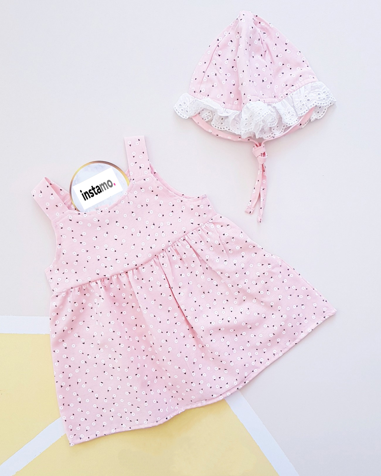 Kvetinové ružové šaty s klobúčikom