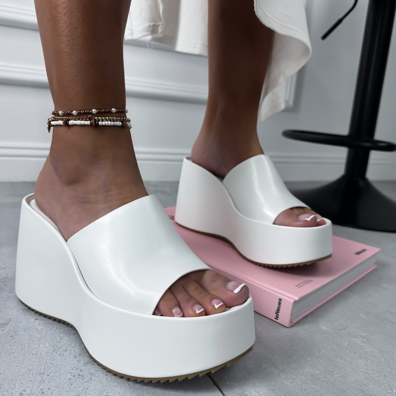 Biele šľapky na platforme