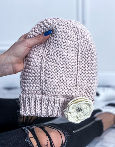 Rúžová čiapočka s ozdobou