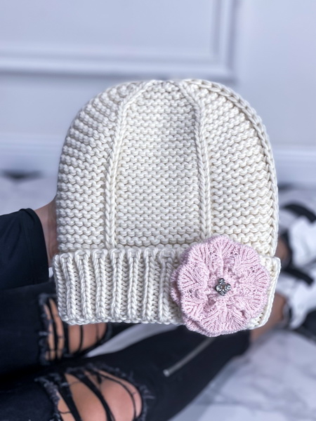 Svetlobéžová  čiapočka s ozdobou