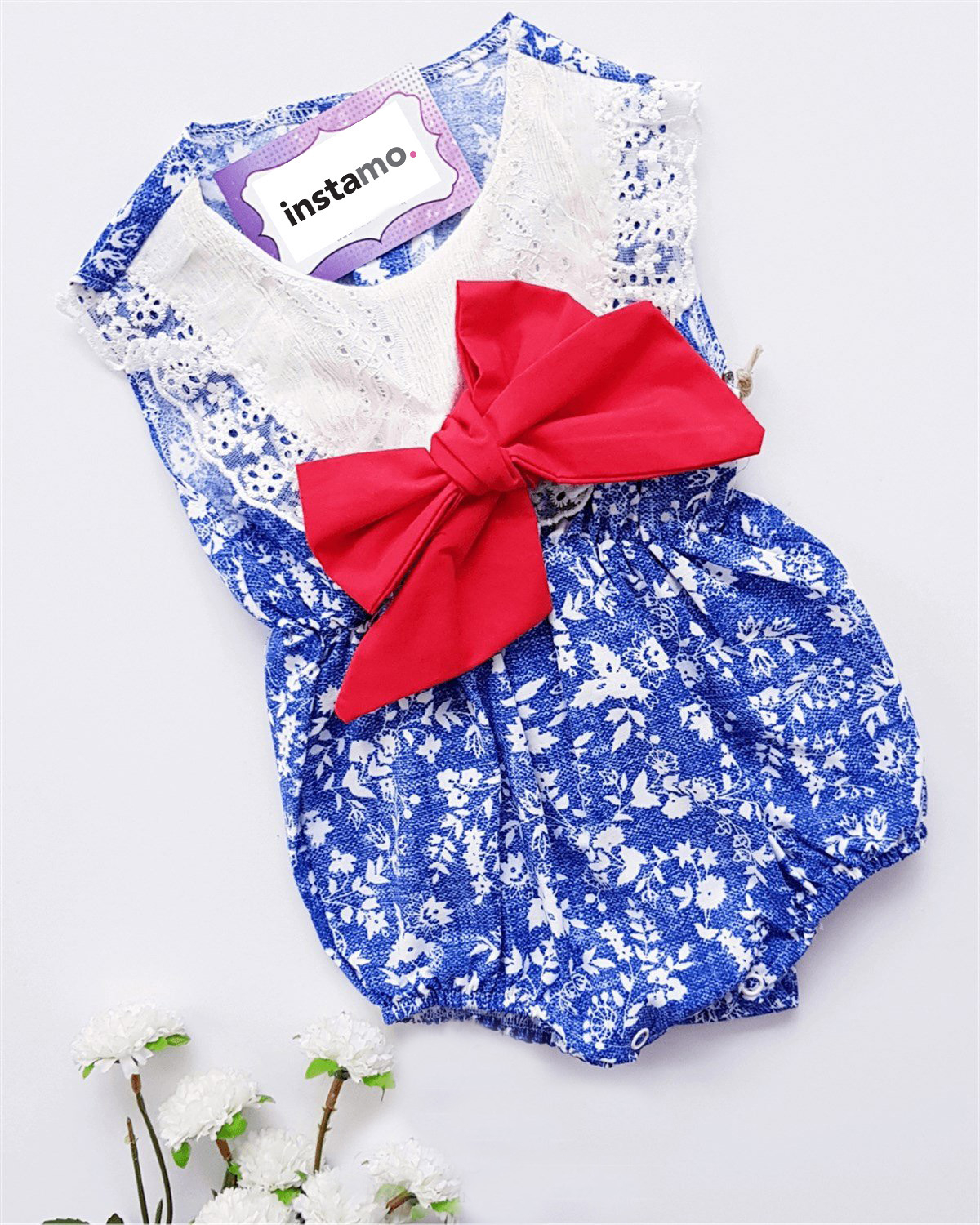 Modré body s červenou mašľou